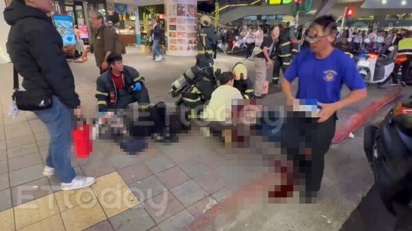 ▲捷運中山站發生隨機砍人，男子丟煙霧彈持長刀砍人。（圖／記者陳以昇攝)