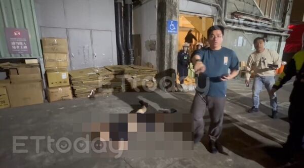 ▲捷運中山站發生隨機砍人，男子丟煙霧彈持長刀砍人。（圖／記者陳以昇攝)