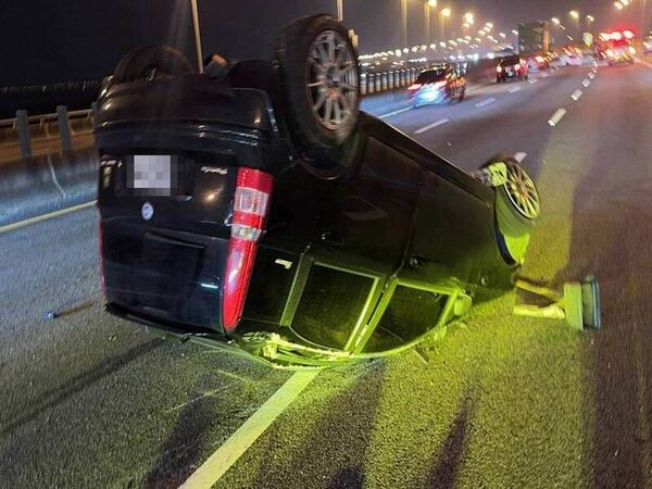 ▲國3彰化路段2車追撞翻覆駕駛消失原因曝光。（圖／消防局提供）