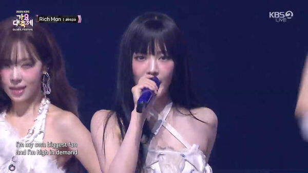 ▲▼Winter爆熱戀BTS柾國首現身！右手戴袖套「巧妙遮同款刺青」掀熱議。（圖／翻攝自KBS）