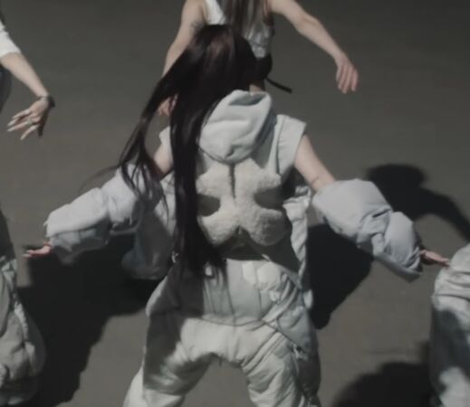 ▲▼▲▼Winter右手肘上有刺青，曾經在MV上曝光過。（圖／翻攝自〈Dirty Work〉MV）