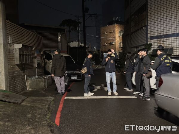 ▲北市刑大抵達張文楊梅住家。（圖／記者沈繼昌攝）