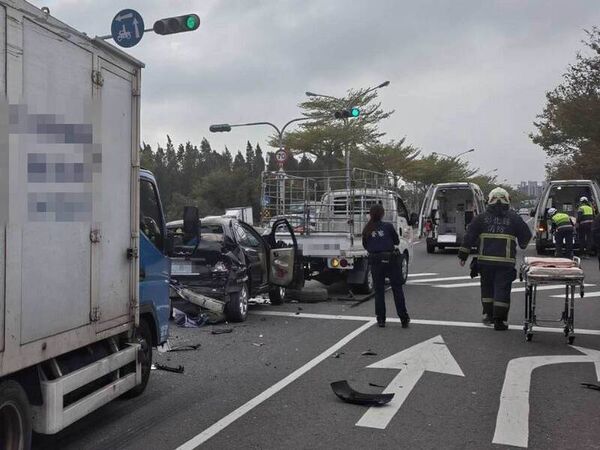 ▲貨車煞車不及推撞3車釀3傷。（圖／消防提供）