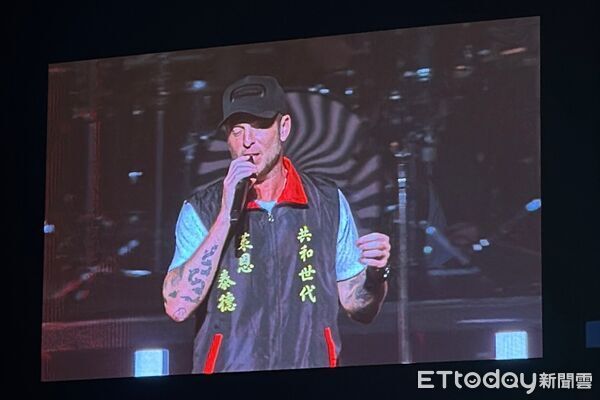 ▲搖滾天團OneRepublic（共和世代）穿上「宮廟背心」高雄開唱。（圖／讀者提供，請勿隨意翻拍，以免侵權。）