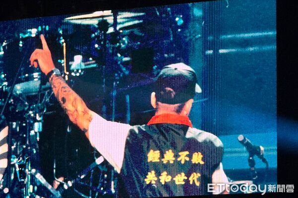 ▲搖滾天團OneRepublic（共和世代）穿上「宮廟背心」高雄開唱。（圖／讀者提供，請勿隨意翻拍，以免侵權。）