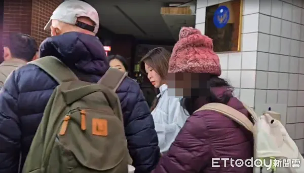 ▲張文父母不發一語離開派出所。（圖／記者陸運陞攝）