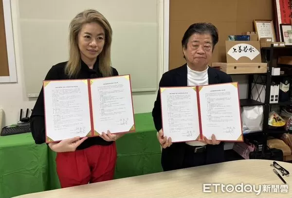 ▲日本元氣村集團會長神成裕（左）與樂活集團代表19日簽署合作意向書（MOU），深化台日長期照顧交流合作。（記者林東良翻攝，下同）