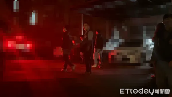 ▲▼張文北捷恐攻，父母製作完筆錄，深夜回到家。北捷砍人,北捷恐怖攻擊,北捷隨機砍人,北捷恐攻,張文,北捷中山站,中山商圈,中山站,誠品南西。（圖／記者沈繼昌攝）