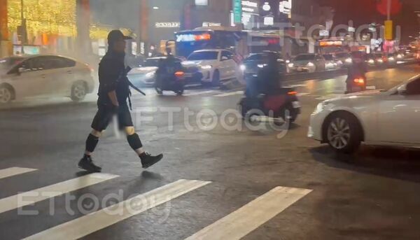 ▲ETtoday記者目擊中山站隨機砍人，張文犯案經過。（圖／記者陳以昇攝）