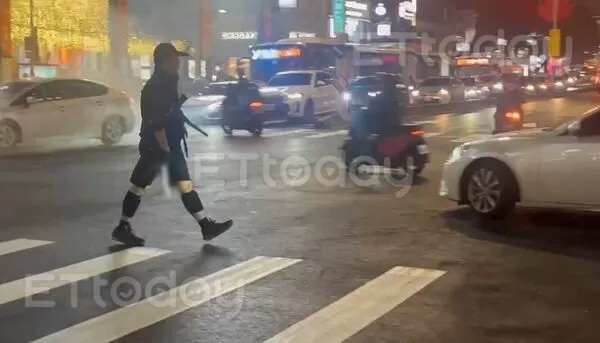 ▲ETtoday記者目擊中山站隨機砍人，張文犯案經過。（圖／記者陳以昇攝）