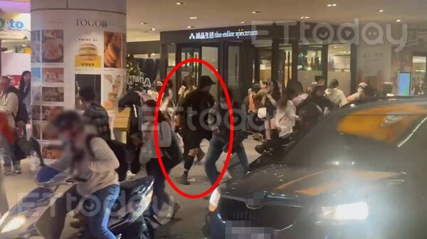 ▲ETtoday記者目擊中山站隨機砍人，張文犯案經過。（圖／記者陳以昇攝）