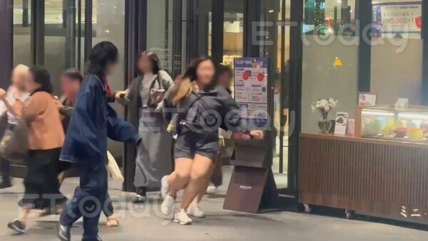 ▲ETtoday記者目擊中山站隨機砍人案，現場民眾驚慌奔逃。（圖／記者陳以昇攝）