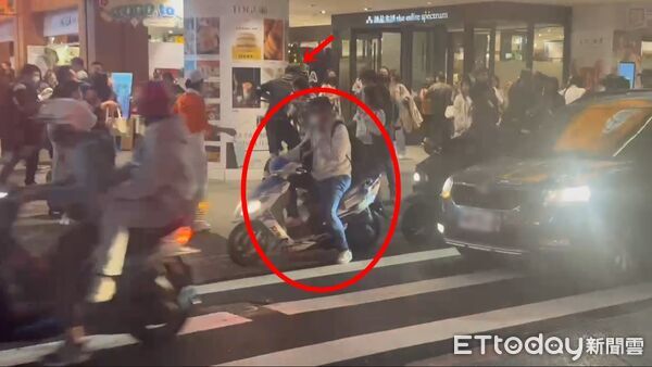 ▲ETtoday記者目擊中山站隨機砍人案，37歲騎士頸部受有刀傷送醫不治。（圖／記者陳以昇攝）