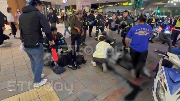 ▲ETtoday記者目擊中山站隨機砍人案，蕭姓、王姓37歲男子遭砍殺，當場血流如注送醫宣告不治。（圖／記者陳以昇攝）-傷者現場畫面