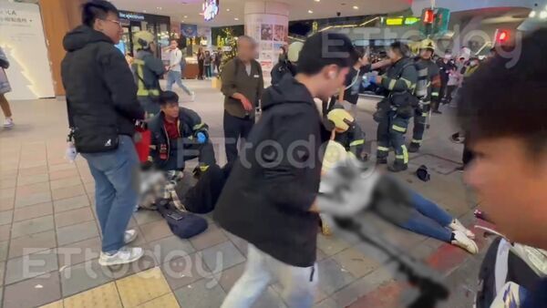 ▲ETtoday記者目擊中山站隨機砍人案，蕭姓、王姓37歲男子遭砍殺，當場血流如注送醫宣告不治。（圖／記者陳以昇攝）-傷者現場畫面