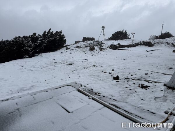 ▲▼玉山北峰降雪，積雪2.5公分。（圖／氣象署提供）