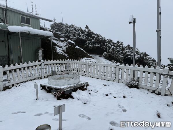 ▲▼玉山北峰降雪，積雪2.5公分。（圖／氣象署提供）