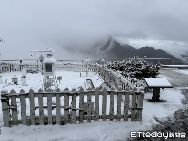 ▲▼玉山北峰降雪，積雪2.5公分。（圖／氣象署提供）