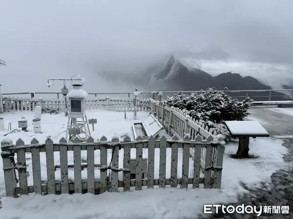 ▲▼玉山北峰降雪，積雪2.5公分。（圖／氣象署提供）