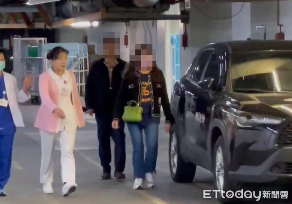 ▲北捷恐攻男張文釀4死11傷，其中蕭姓保全家屬抵達馬偕醫院認屍。（圖／ETtoday攝影中心）