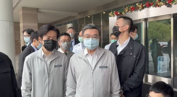 ▲▼行政院長卓榮泰赴三軍總醫院探視恐攻受傷民眾。（圖／翻攝自行政院）