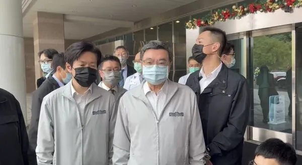 ▲▼行政院長卓榮泰赴三軍總醫院探視恐攻受傷民眾。（圖／翻攝自行政院）