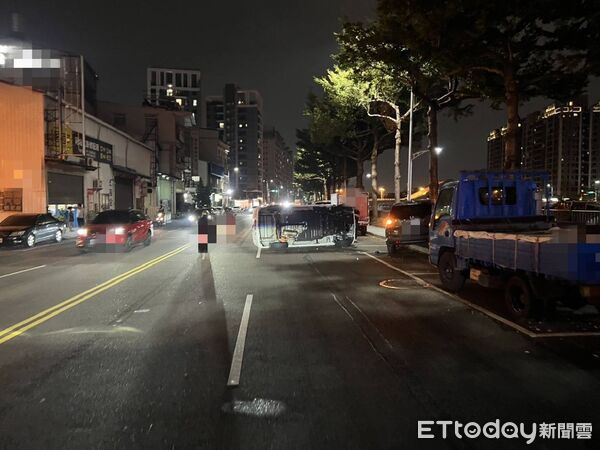 ▲▼台中女子開車顧著和小孩聊天，結果擦撞側翻。（圖／民眾提供，下同）