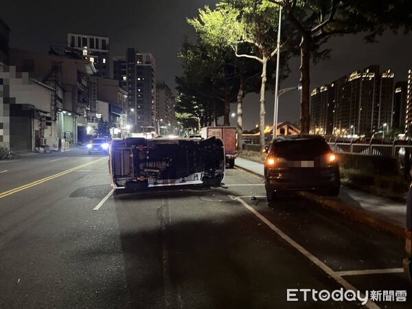 ▲▼台中女子開車顧著和小孩聊天，結果擦撞側翻。（圖／民眾提供，下同）