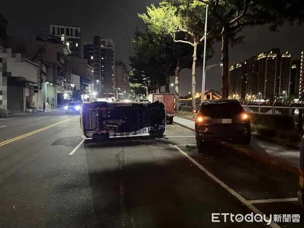 ▲▼台中女子開車顧著和小孩聊天，結果擦撞側翻。（圖／民眾提供，下同）