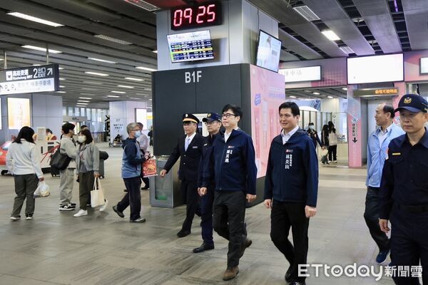 ▲▼高雄市長陳其邁、市警局局長林炎田視察高雄車站警備狀況。（圖／記者許宥孺翻攝）