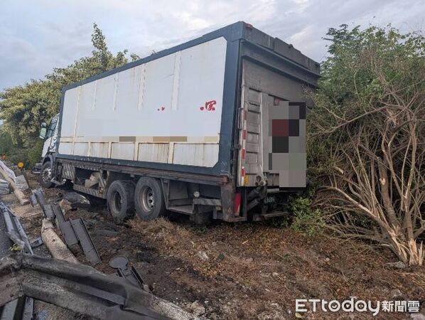 ▲▼國1溪洲段貨車衝出護欄車頭毀回堵11公里。（圖／民眾提供，下同）