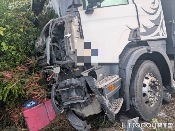 ▲▼國1溪洲段貨車衝出護欄車頭毀回堵11公里。（圖／民眾提供，下同）