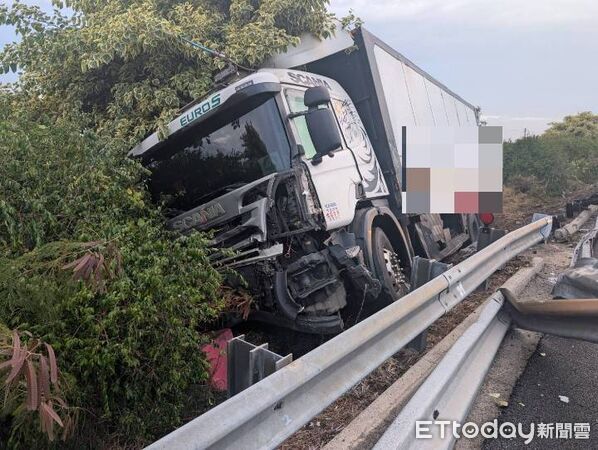▲▼國1溪洲段貨車衝出護欄車頭毀回堵11公里。（圖／民眾提供，下同）