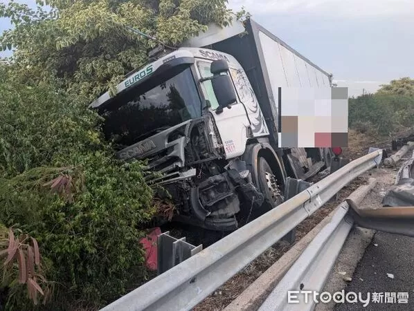 ▲▼國1溪洲段貨車衝出護欄車頭毀回堵11公里。（圖／民眾提供，下同）