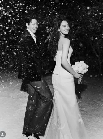 ▲▼ 金宇彬、申敏兒今天結婚！絕美婚紗照曝光　雪地甜蜜燦笑看鏡頭。（圖／翻攝自ament_official IG）