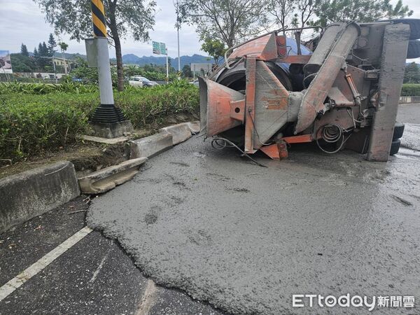 ▲▼水泥車彎道失控翻車，水泥傾洩舖滿路面。（圖／鳯林警分局提供，下同）