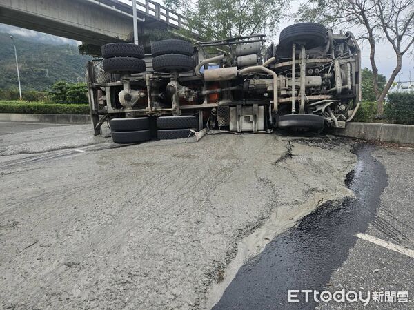 ▲▼水泥車彎道失控翻車，水泥傾洩舖滿路面。（圖／鳯林警分局提供，下同）