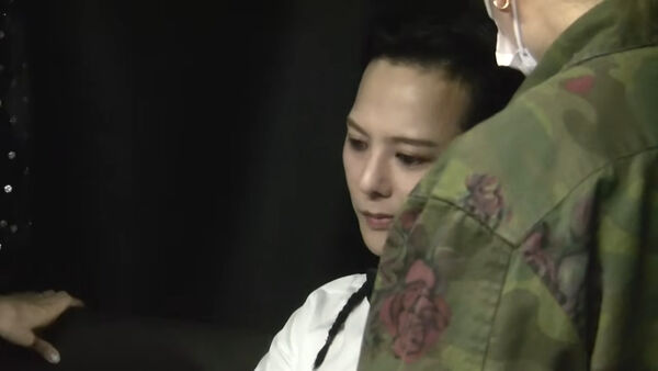 ▲▼ 臨時為香港大火改演出！MAMA沒照流程走　GD後台怒飆髒話：這是污點。（圖／翻攝自GD YouTube）