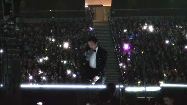 ▲GD唱到一半就不斷對工作人員比劃，表示耳麥音響設備有問題。（圖／翻攝自GD YouTube