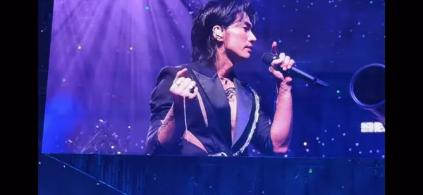 ▲▼言承旭演唱會悼念大S！「流星項鍊掛望遠鏡」哽咽祈禱。（圖／翻攝自微博）