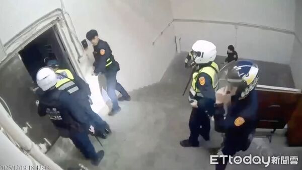 ▲张文奔顶楼遭警方围捕画面曝光。 (图/记者邱中岳翻摄)