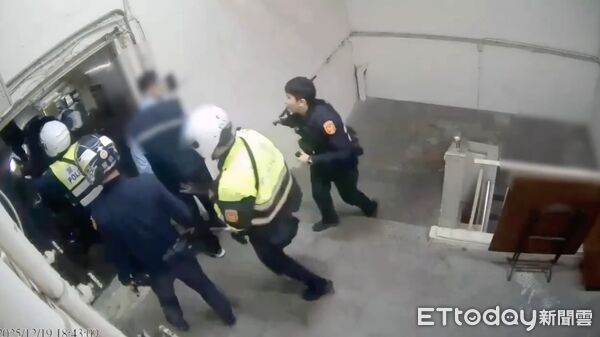 ▲张文奔顶楼遭警方围捕画面曝光。 (图/记者邱中岳翻摄)