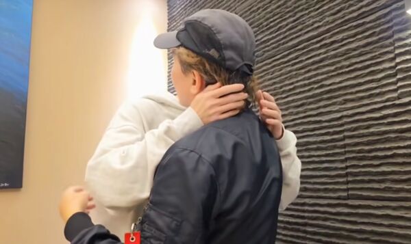 ▲孫鵬60歲生日，孫安佐親吻父親臉頰。（圖／翻攝自狄鶯臉書）