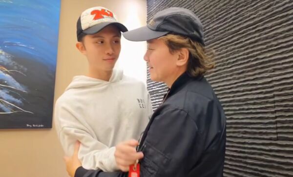 ▲孫鵬60歲生日，孫安佐親吻父親臉頰。（圖／翻攝自狄鶯臉書）