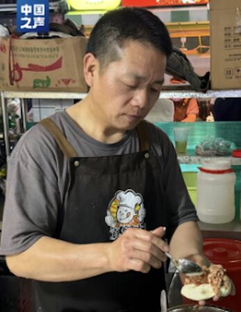 ▲▼福建煎餅叔罹癌　夜市攤商「全掛他收款碼」6天籌130萬元醫藥費。（圖／翻攝中國之聲）