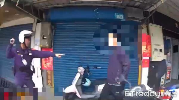 ▲邱男情緒不穩、言詞激烈，甚至作勢攻擊警方，遭警方壓制在地依法偵辦。（圖／記者陸運陞翻攝）