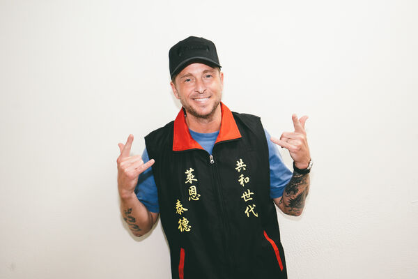 ▲共和世代（OneRepublic）高雄開唱，主唱Ryan Tedder（萊恩泰德）接地氣穿上特製「萊恩款」官廟背心。（圖／Live Nation提供）