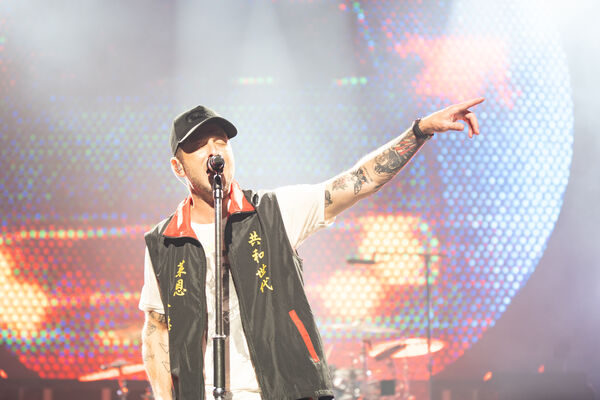 ▲共和世代（OneRepublic）高雄開唱，主唱Ryan Tedder（萊恩泰德）接地氣穿上特製「萊恩款」官廟背心。（圖／Live Nation提供）