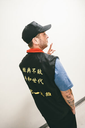 ▲共和世代（OneRepublic）高雄開唱，主唱Ryan Tedder（萊恩泰德）接地氣穿上特製「萊恩款」官廟背心。（圖／Live Nation提供）