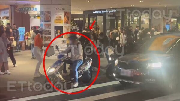 ▲ETtoday記者目擊中山站隨機砍人案，37歲騎士頸部受有刀傷送醫不治。（圖／記者陳以昇攝）